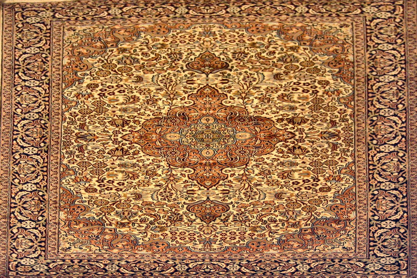 Qum Cream / Navy, 4′0″ × 6′0″
