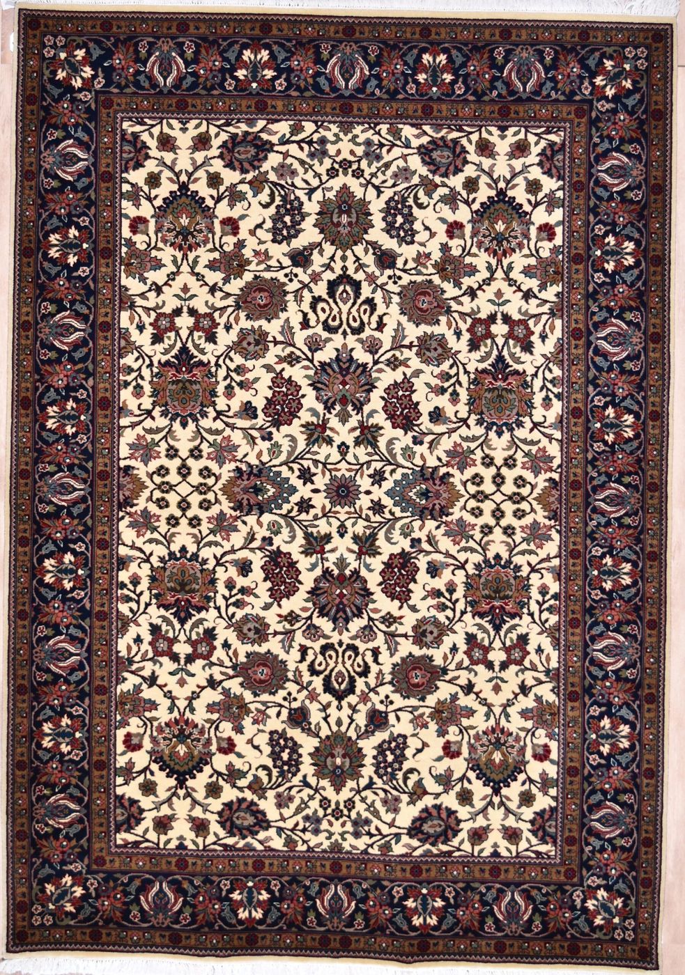 Kashan Ivory / Navy, 3′11″ × 4′0″
