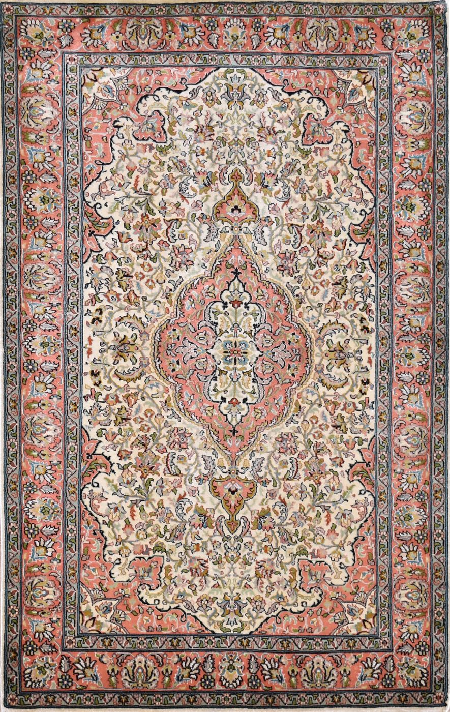 Kashan Ivory/Rose, 2′6″ × 3′11″