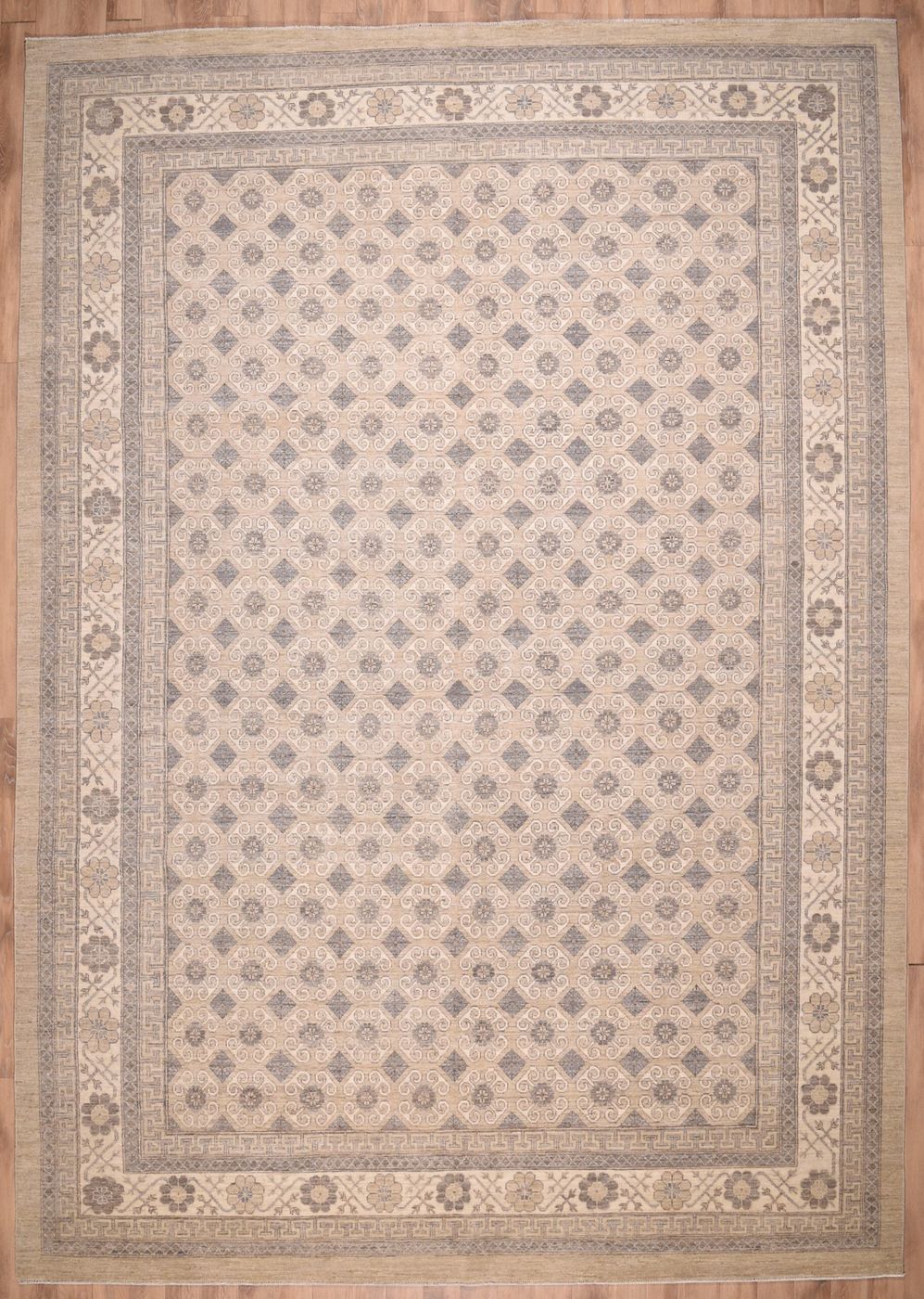 Peshawar Silver/Ivory, 9′10″ × 14′0″