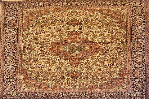 Qum Cream / Navy, 4′0″ × 6′0″